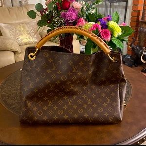 Authentic Louis Vuitton Monogram Artsy MM